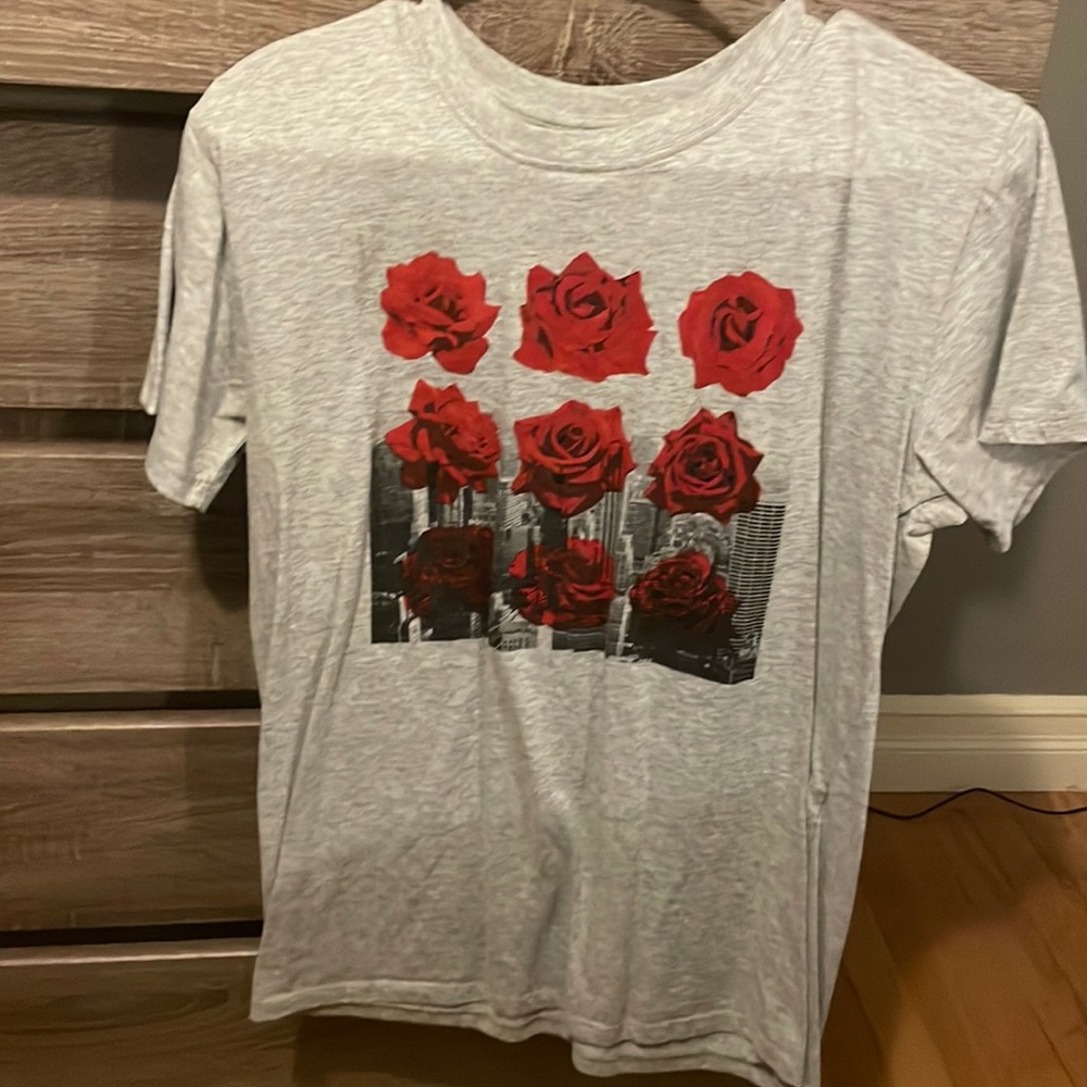 Short sleeve graphic T, design of roses and buildings, thin.